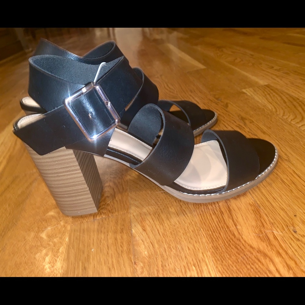 BRAND NEW!! Old Navy block heel sandal (size 10)